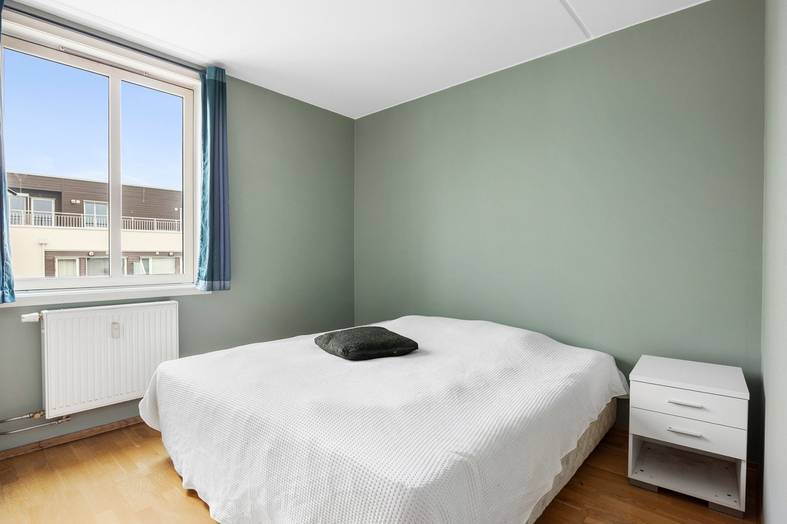 Soverom 1 med plass til dobbeltseng mm Galleribilde