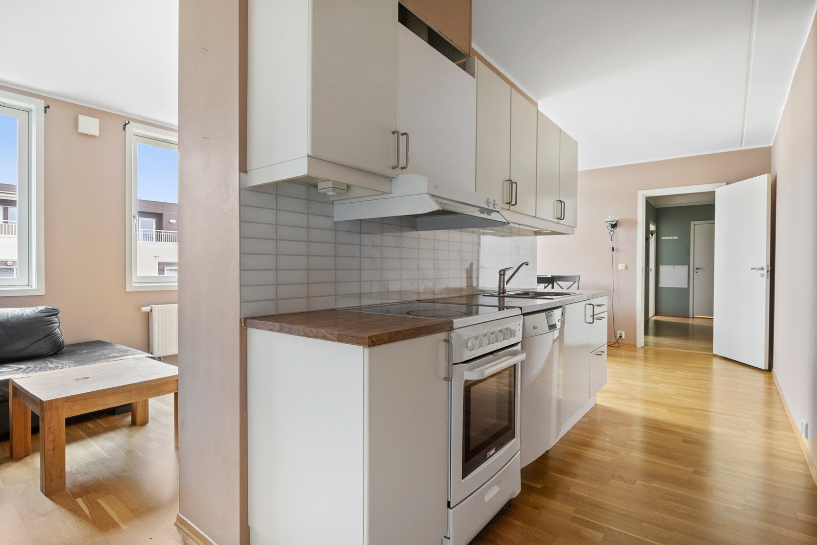 Kjøkken med opplegg for vaskemaskin Galleribilde