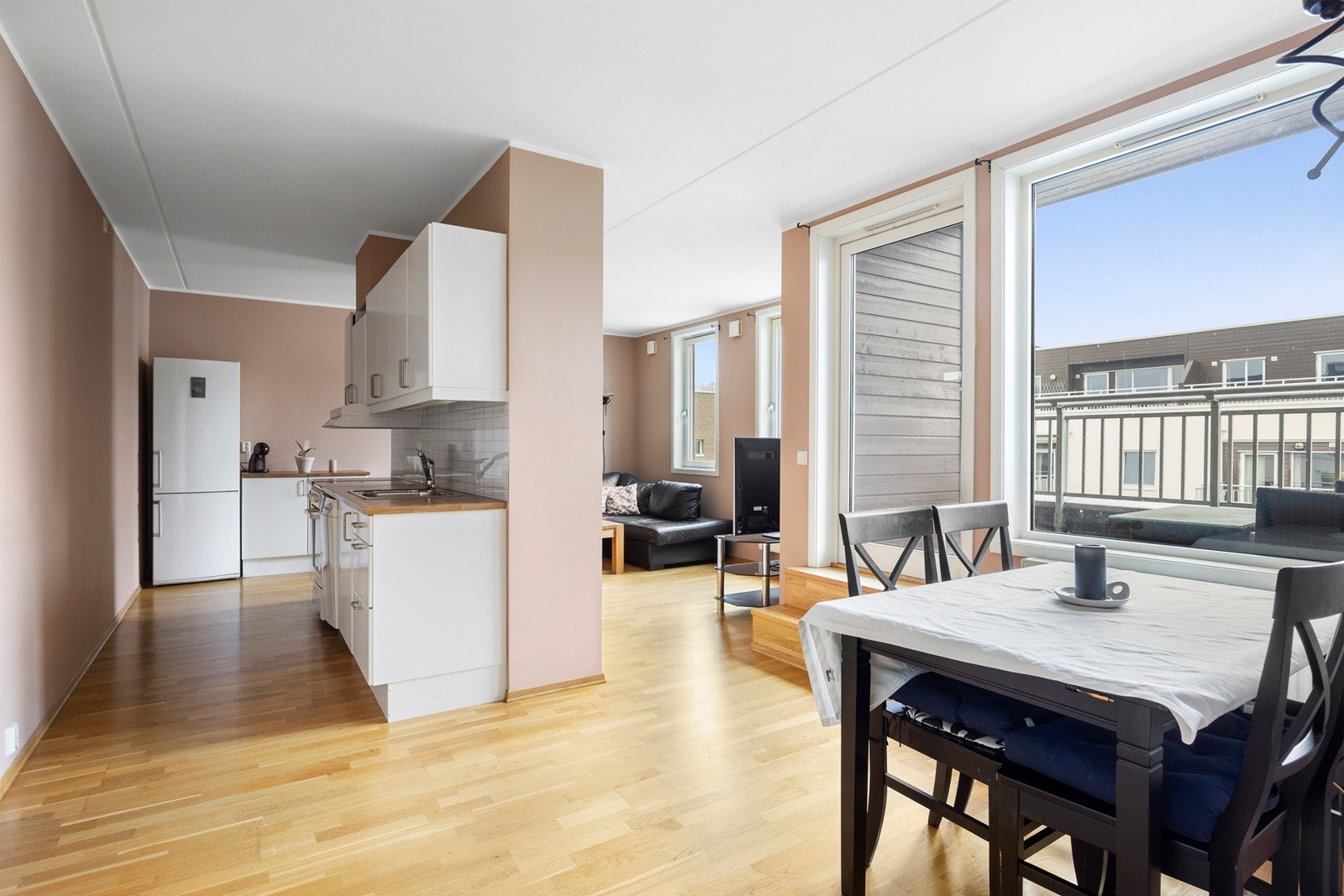 Stue og kjøkken i delvis åpen løsning Galleribilde