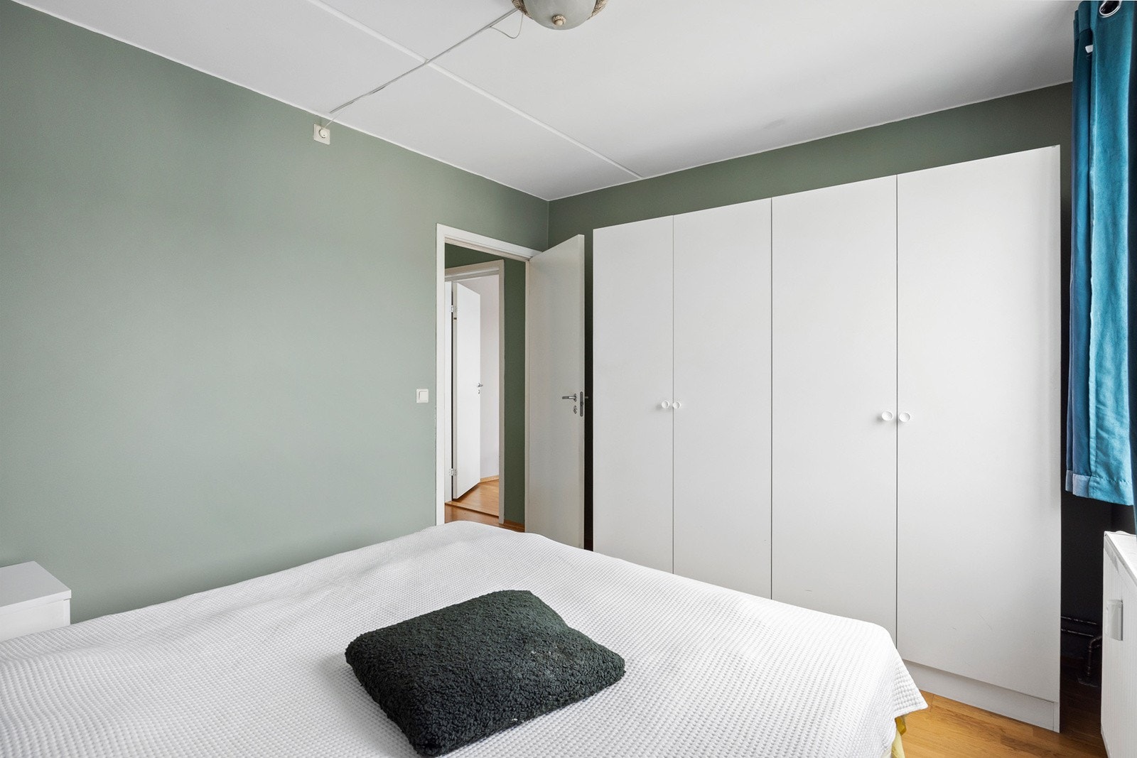 Soverom 1 med garderobeskap. Galleribilde