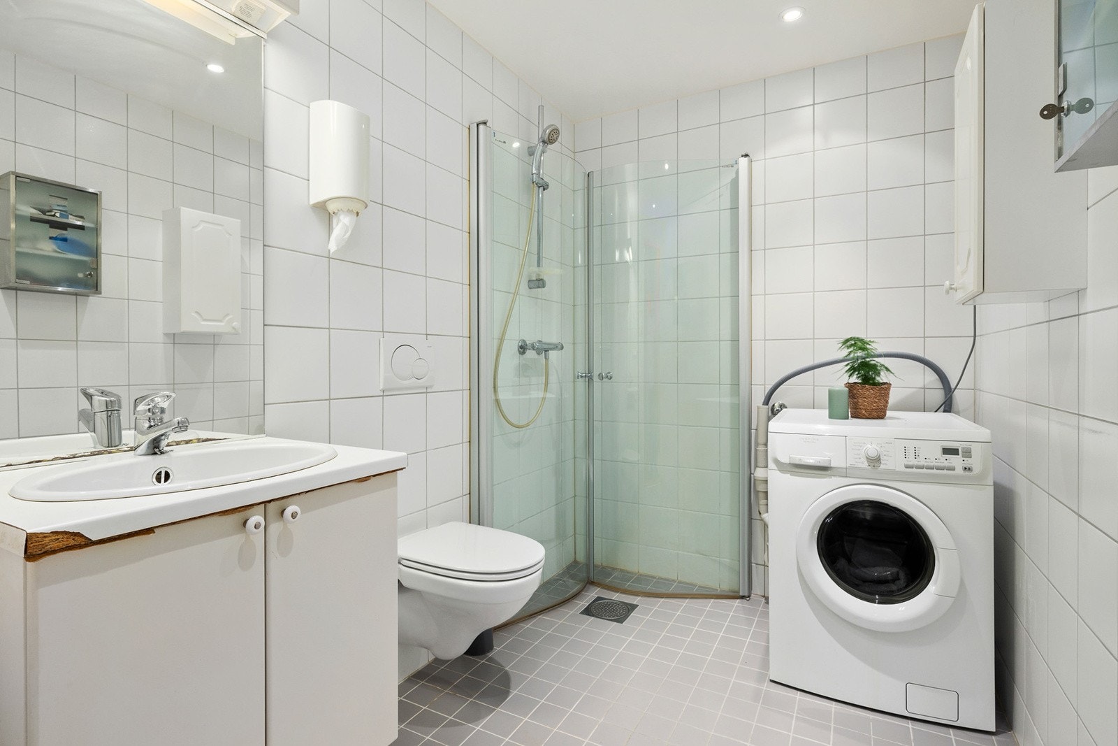 Pent flislagt bad med varmekabler og downlights. Opplegg for oppvaskmaskin Galleribilde