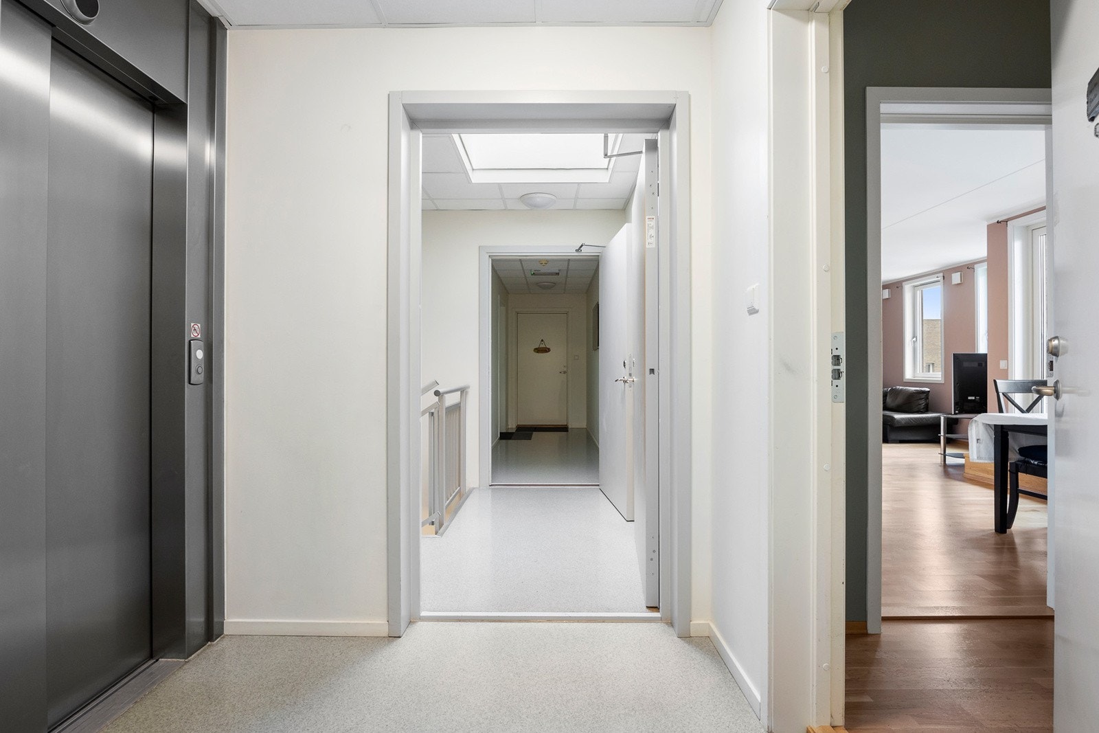 Heis i blokken med adkomst til leiligheten og garasjeanleggeg Galleribilde