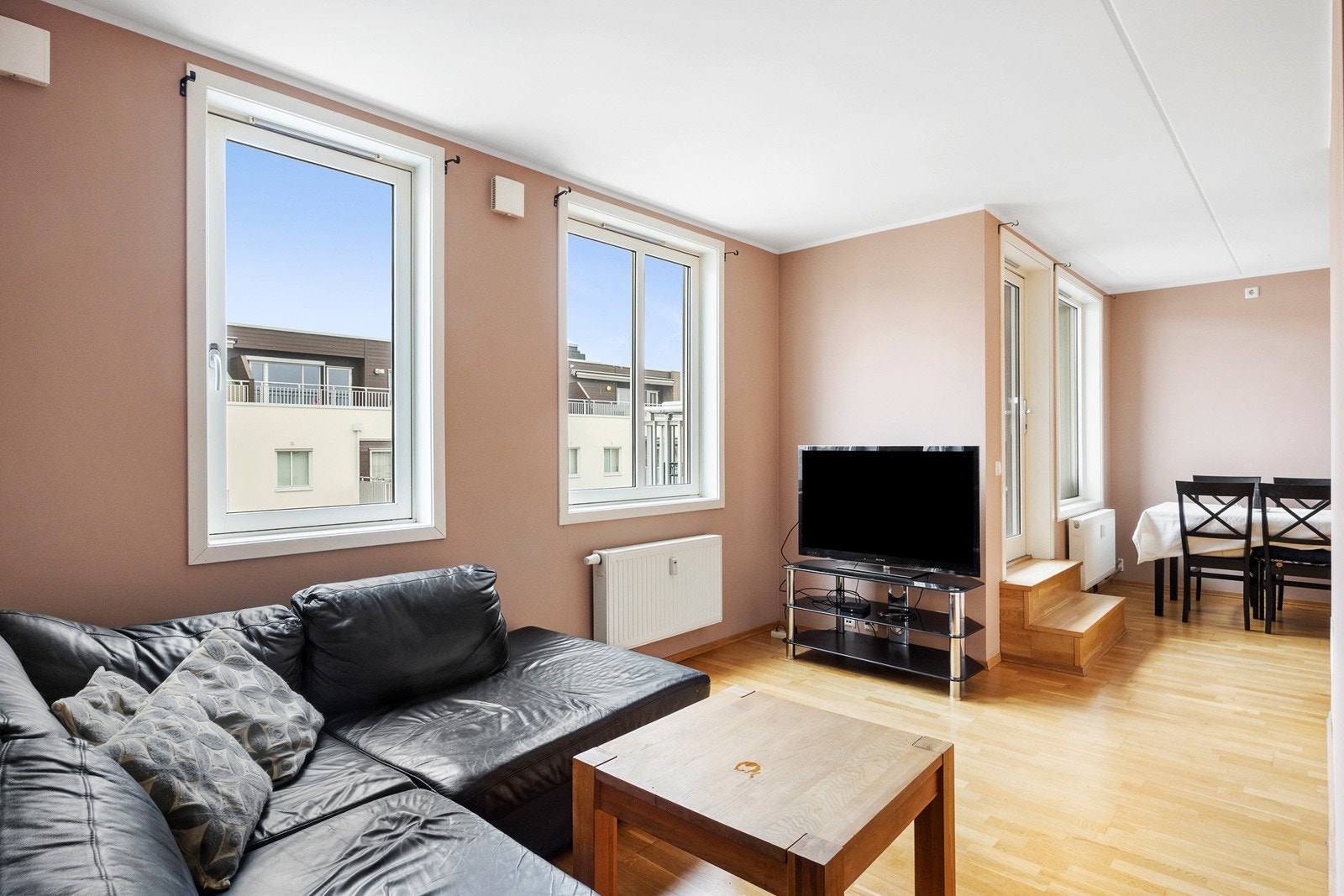 Store vindusflater som gir gode lysforhold. Galleribilde