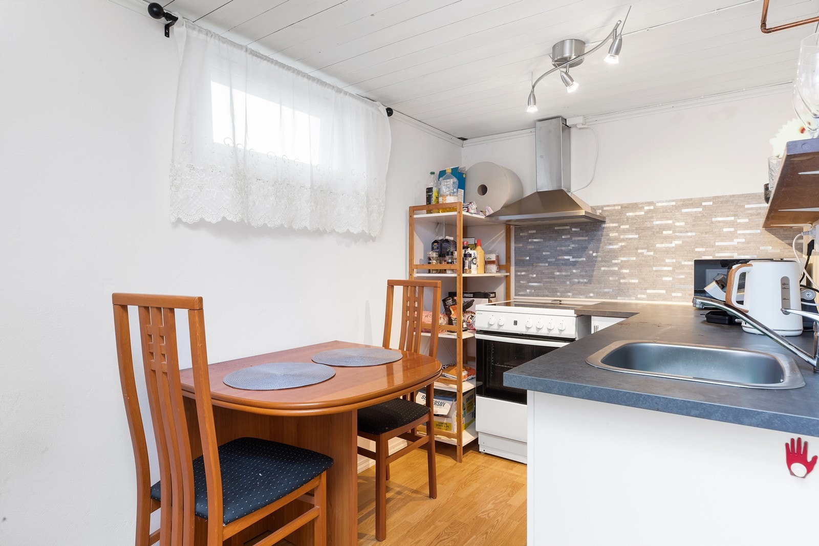 Store deler av kjelleren innredet og omgjort uten byggemelding til kommunen og uten at nødvendige godkjennelser er gitt Galleribilde