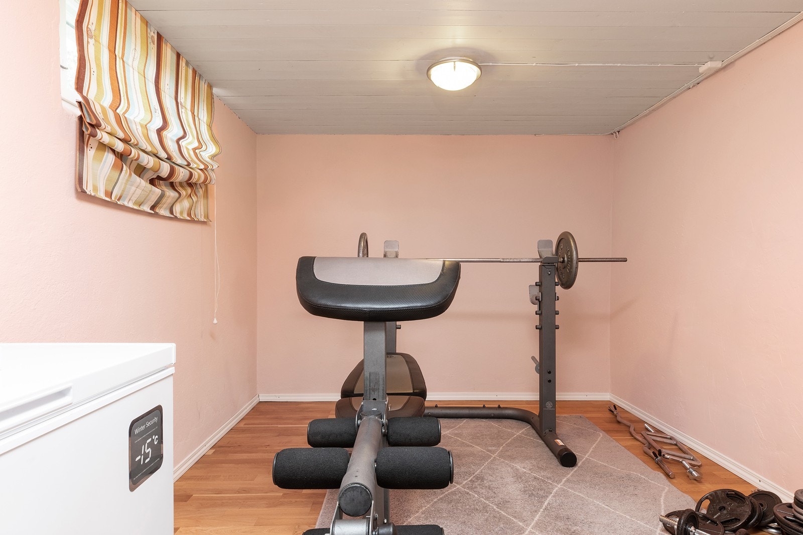 Store deler av kjelleren innredet og omgjort uten byggemelding til kommunen og uten at nødvendige godkjennelser er gitt Galleribilde