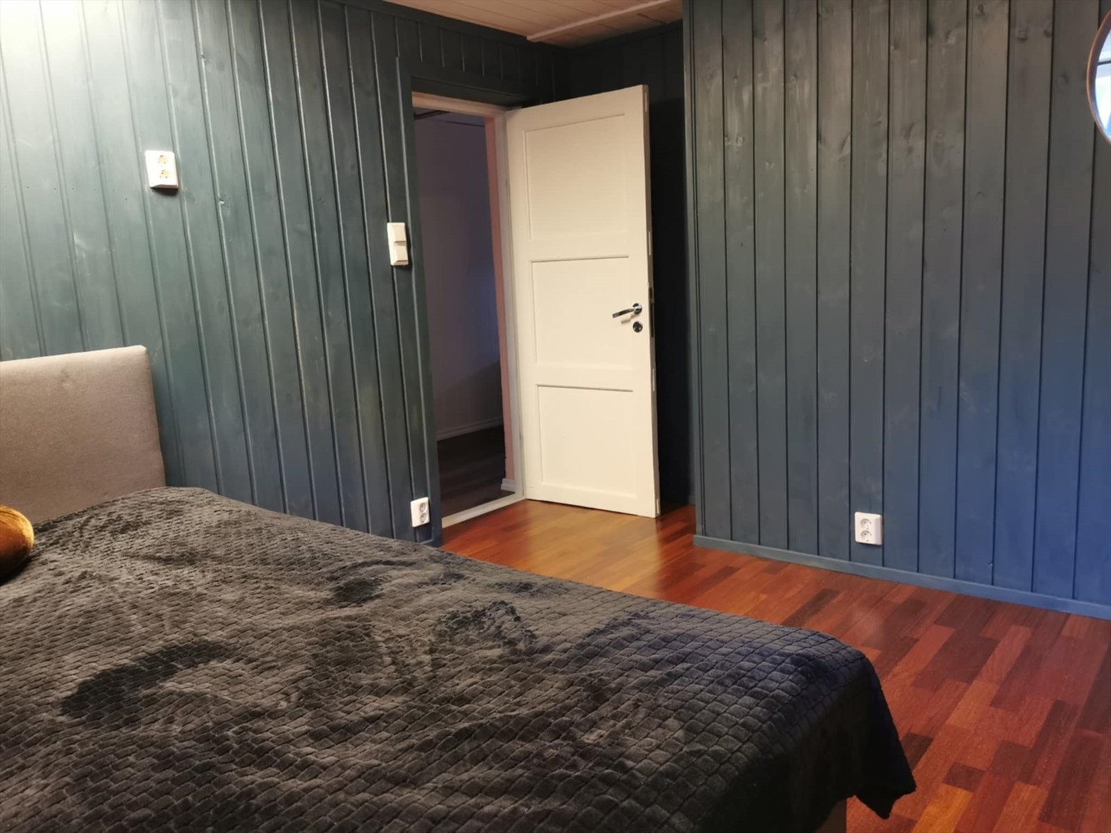 Privat bilde. Store deler av kjelleren innredet og omgjort uten byggemelding til kommunen og uten at nødvendige godkjennelser er gitt Galleribilde