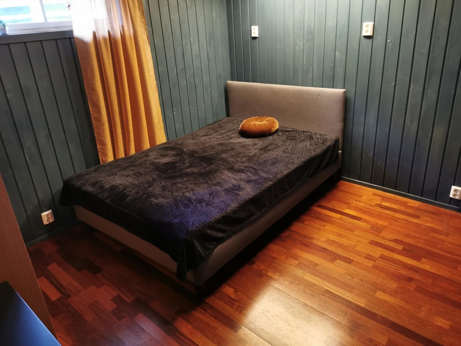 Privat bilde. Store deler av kjelleren innredet og omgjort uten byggemelding til kommunen og uten at nødvendige godkjennelser er gitt Galleribilde