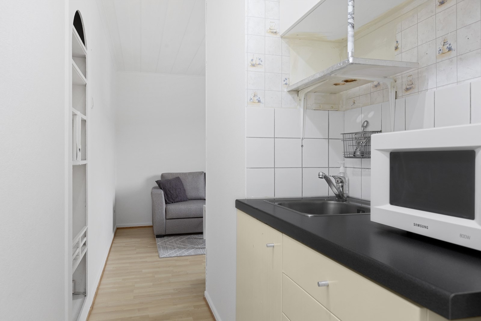 Gjennomgående kjøkken med slett innredning Galleribilde