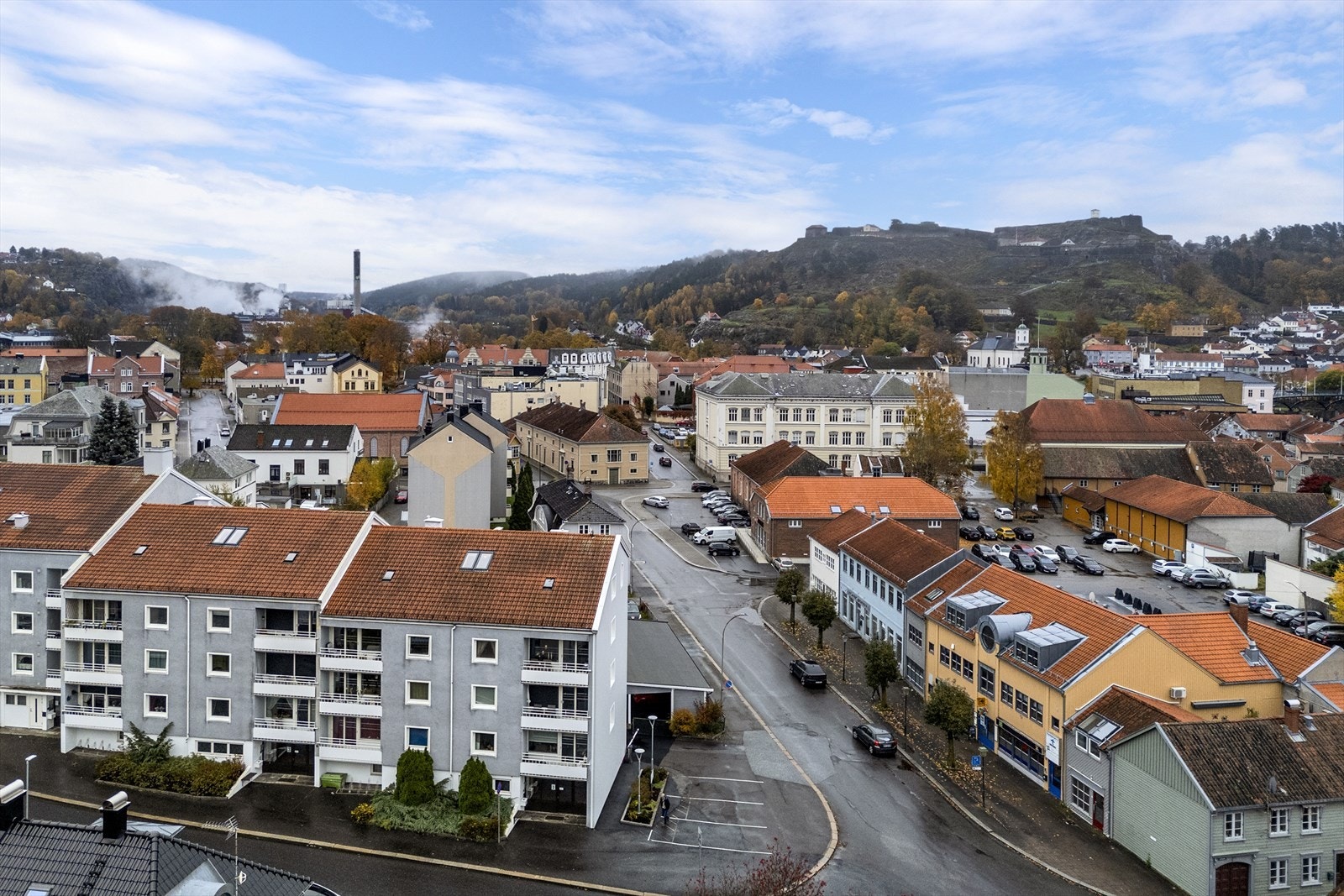 Sentral beliggenhet på nordsiden av Halden sentrum med gangavstand til alt byen har å tilby Galleribilde