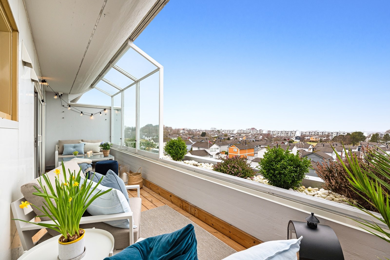 Romslig terrasse med flott utsikt og herlig kveldssol Galleribilde