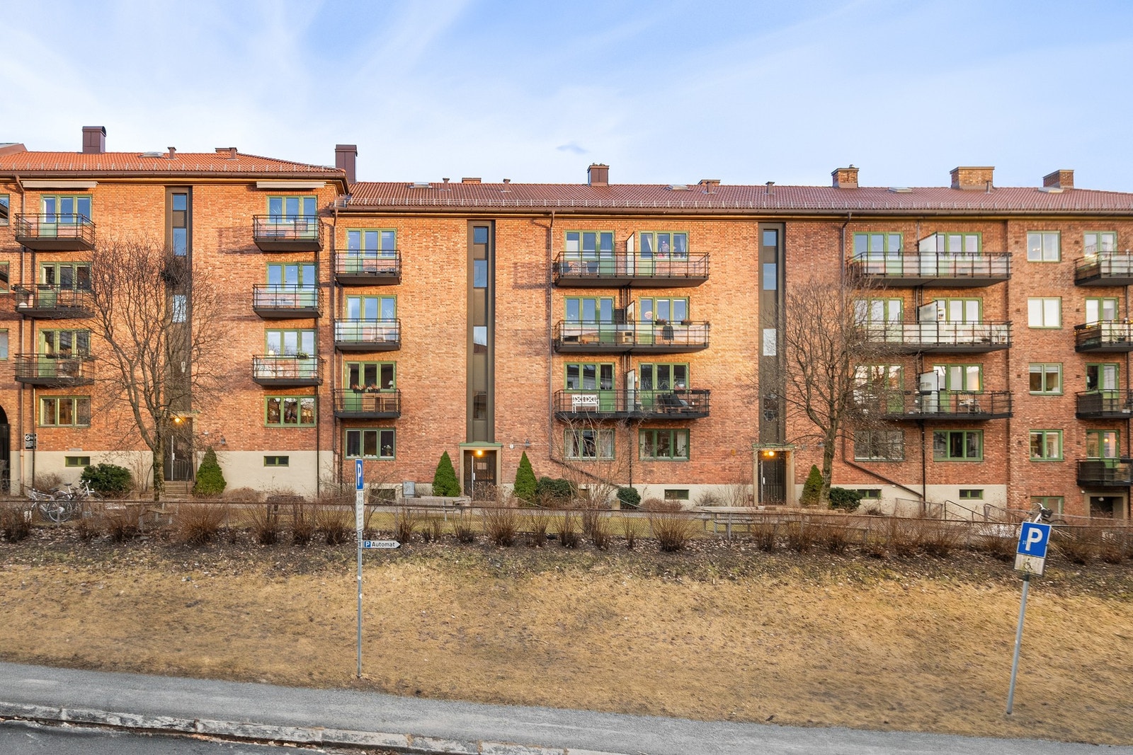 Inngangspartiet er omringet av det grønne fellesarealet. Galleribilde