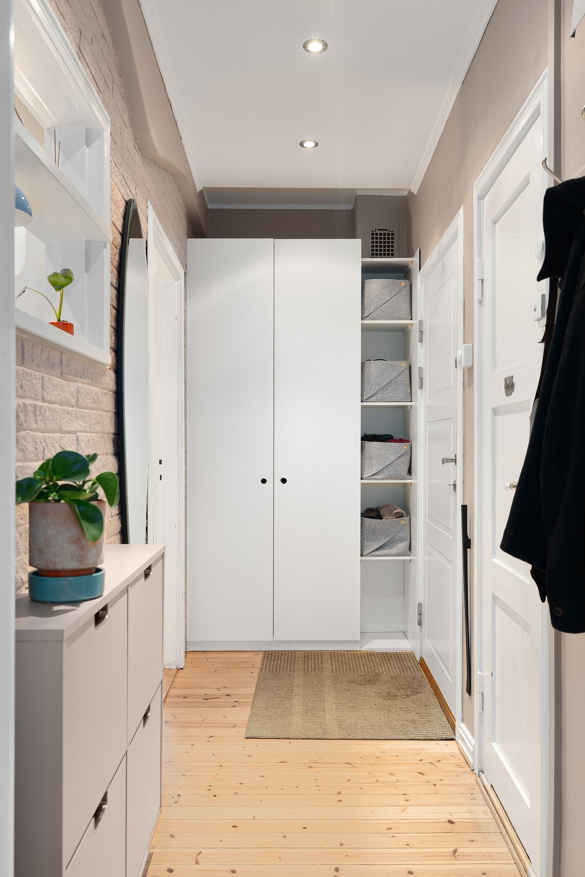 Hyggelig Entré med plass til oppheng av yttertøy og plassbygd garderobeskap. Leiligheten disponerer ekstra oppbevaringsmuligheter i kjeller- og loftsbod. Galleribilde