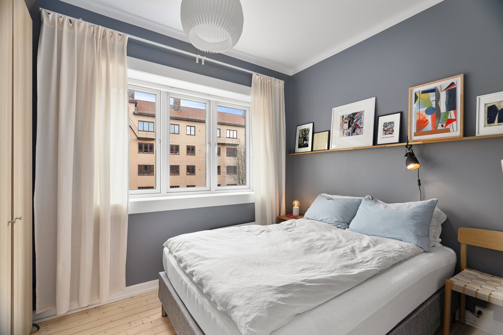 Hovedsoverom med plass til dobbeltseng og nattbord. Galleribilde