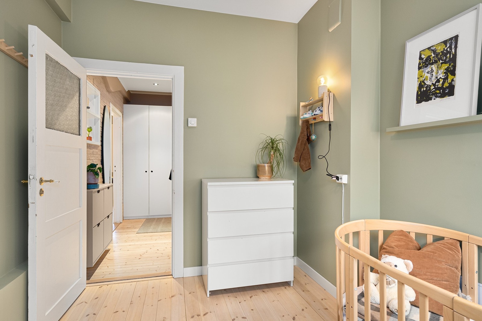 Rommet er malt i behagelig grønnfarge som passer godt med det lyse tregulvet. Galleribilde