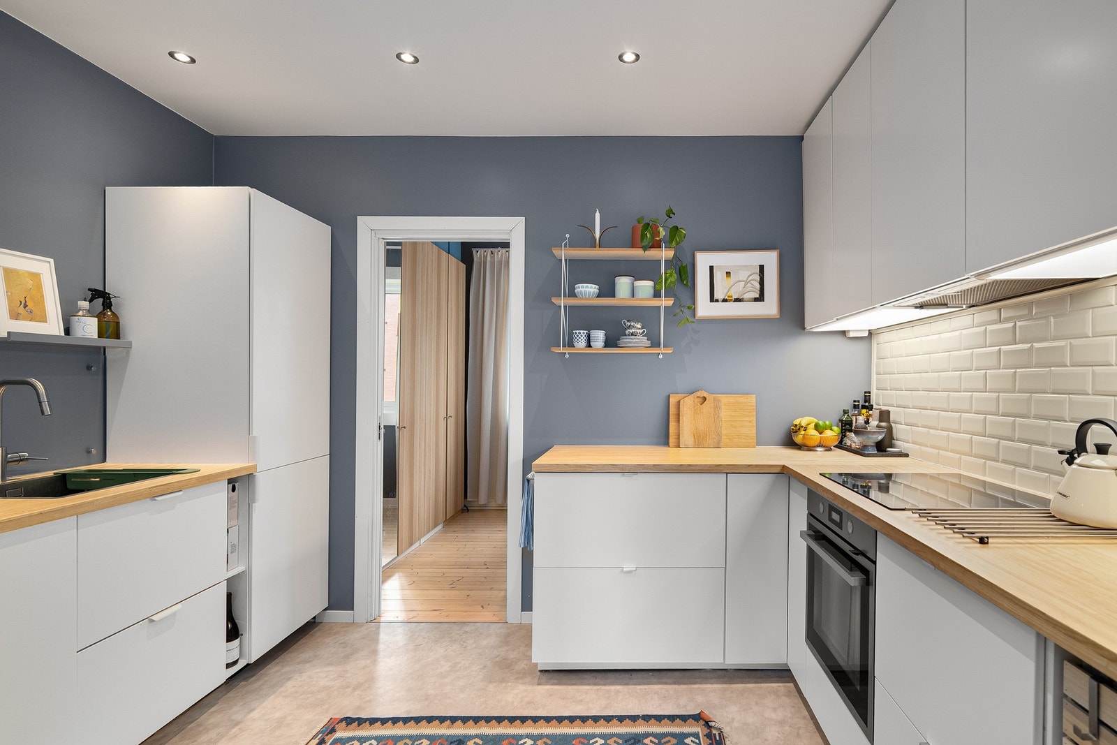 Romslig, separat kjøkkenløsning fra 2019 med god benkeplass og lagring i over- og underskap. Galleribilde