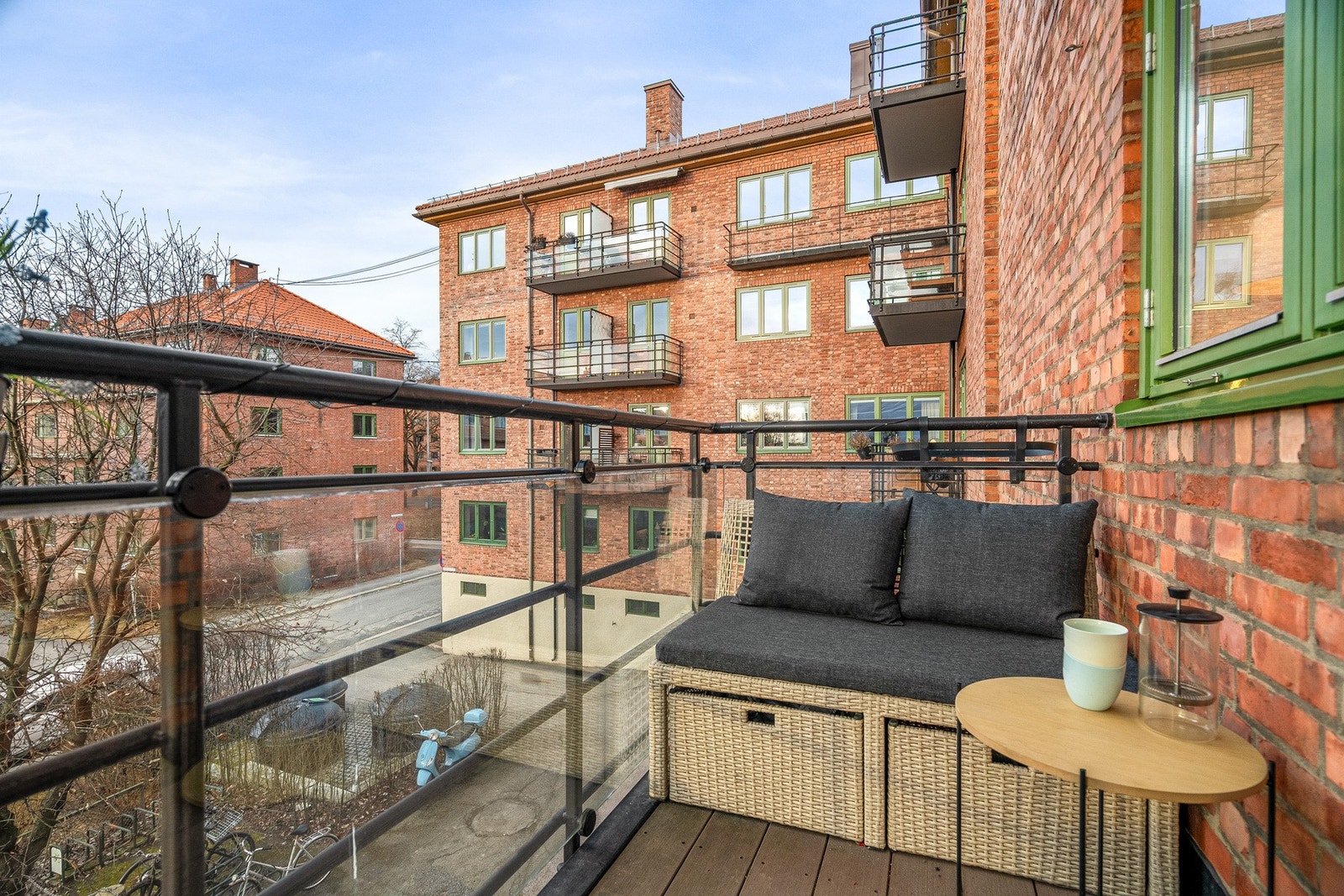 Vestvendt balkong med plass til sittegruppe. Galleribilde