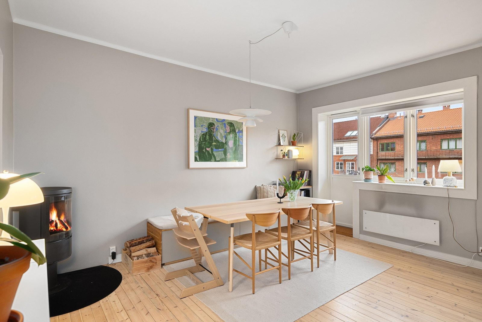 Åpen og lys stue med god plass til spisegruppe. Galleribilde