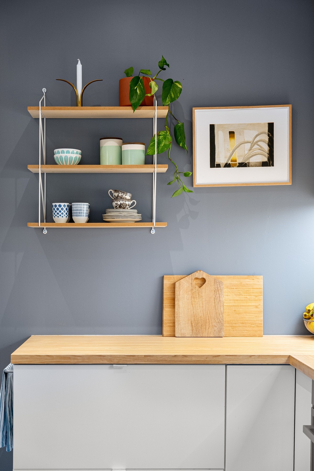 Kjøkkenet er malt i tidsriktig farge med nyere gulvflate i 2019. Galleribilde