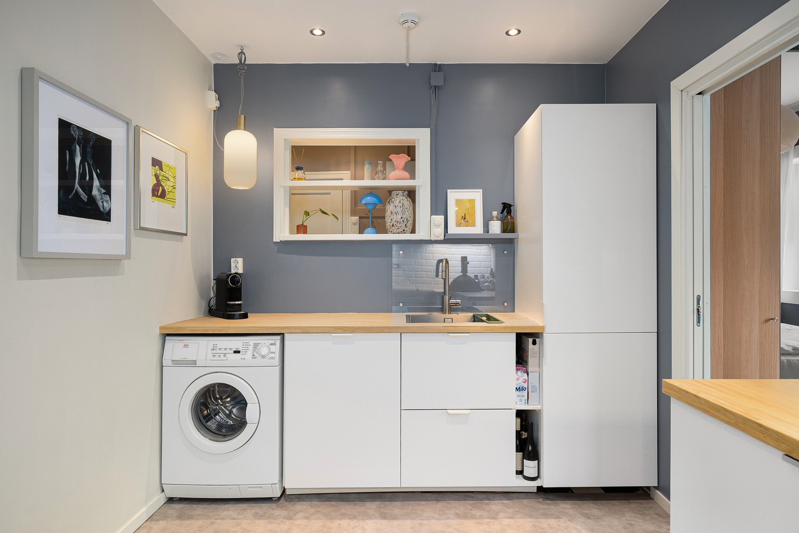 Integrerte hvitevarer som oppvaskmaskin, kjøl/fryseskap, stekeovn og platetopp. Praktisk plass på kjøkkenet for vaskemaskin. Galleribilde