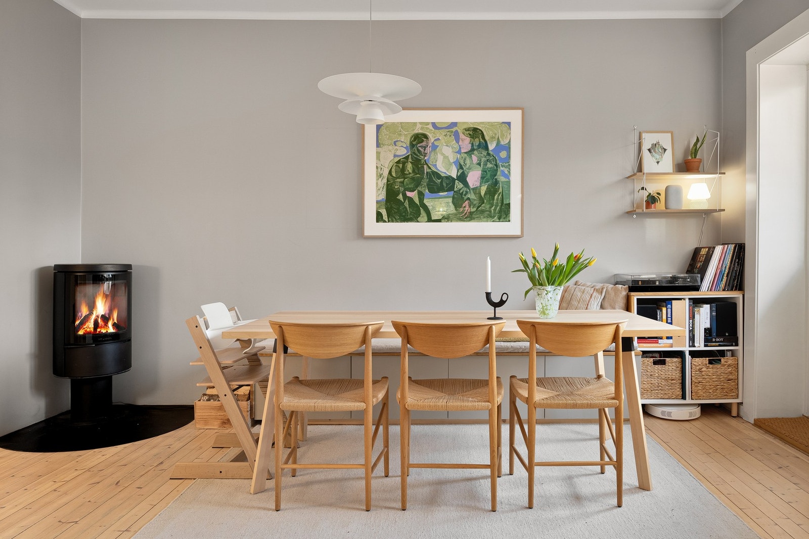 Praktisk vedovn fra 2018 gir et hjemmekoselig preg og varmer godt på kalde dager. Galleribilde