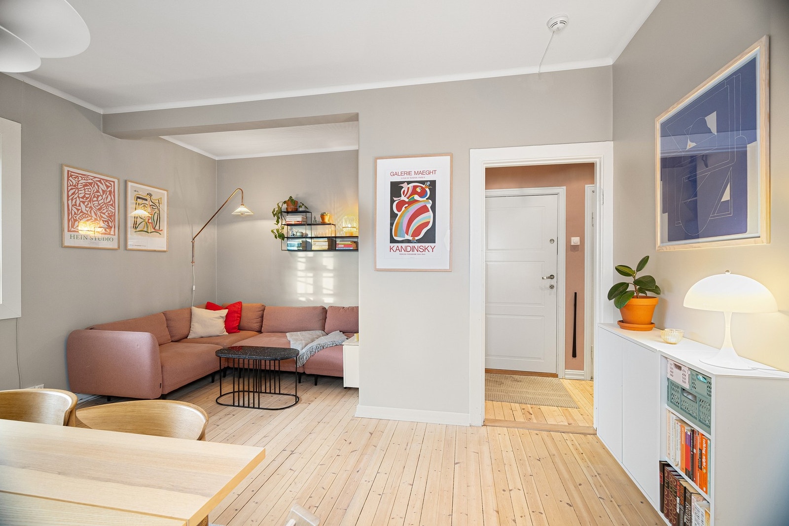 Stuen har en kjekk sofakrok for hyggelige kvelder. Galleribilde