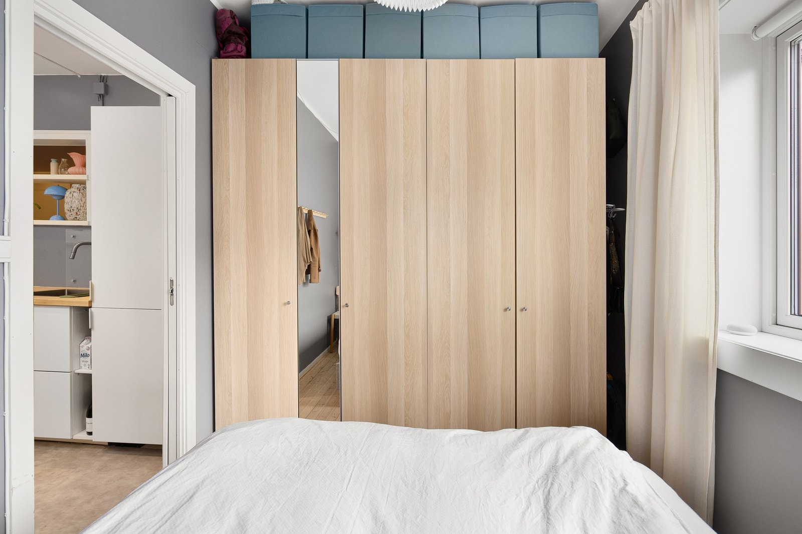 Romslig garderobe skap med god plass for lagring. Galleribilde