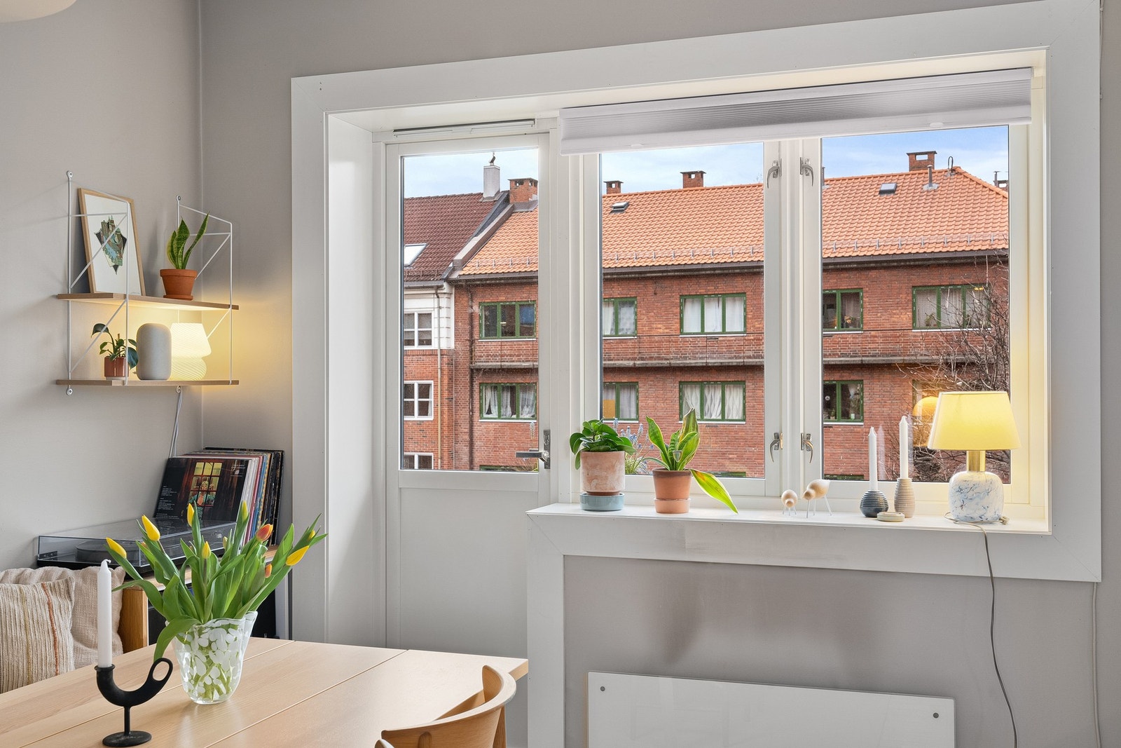 Store vindusflater med direkte akomst til en solfylt balkong. Galleribilde