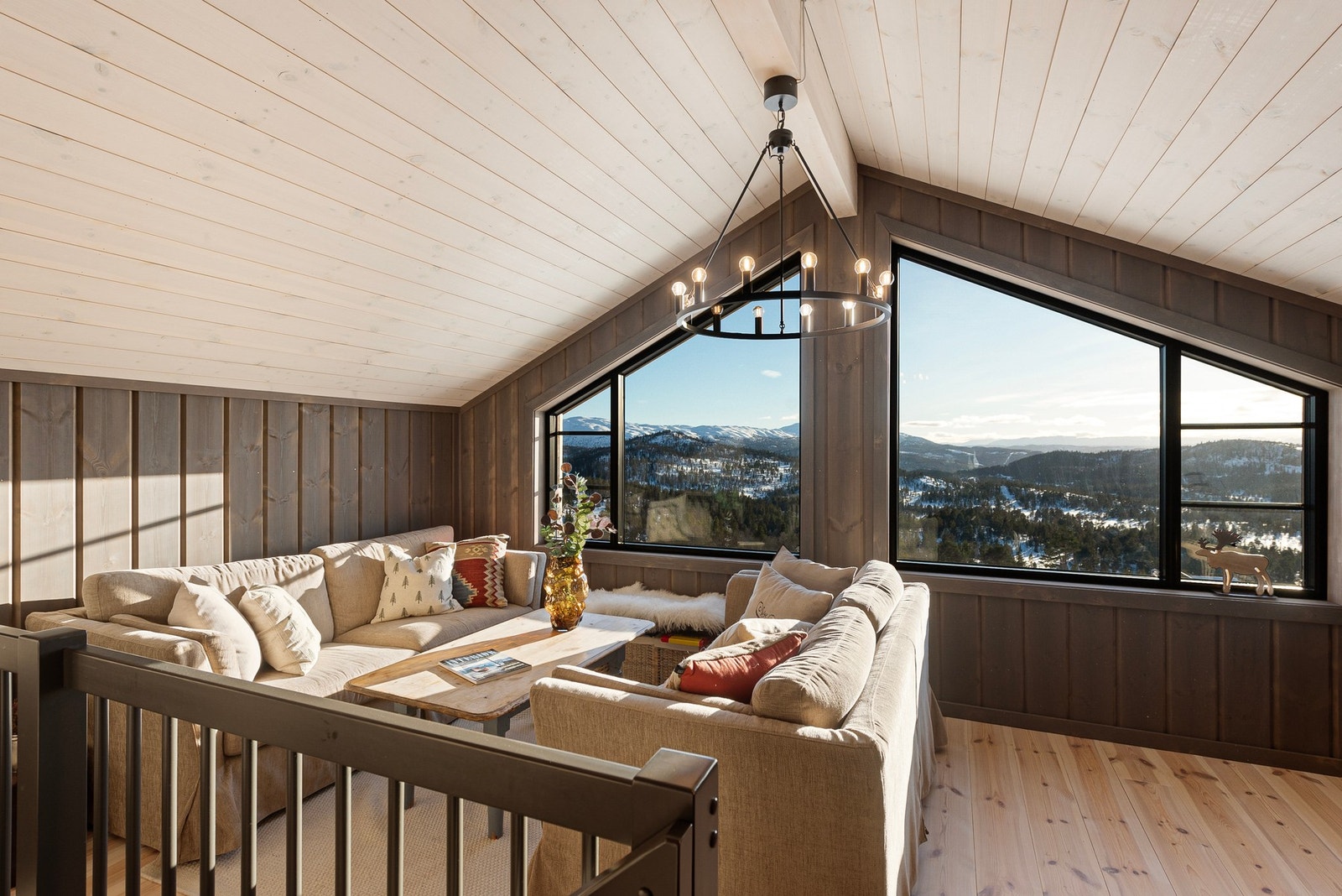 Flott loftstue med plass til sofagruppe. Rommet egner seg perfekt som en ekstra stue for barn/ungdom, eller som et eget fristed som man kan benytte til å lese en bok eller etablere hjemmekontor Galleribilde