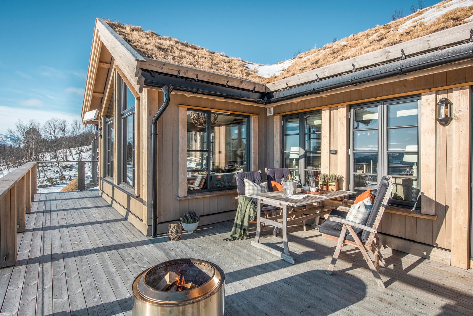 Utformingen av hytta gir lune solkroker Galleribilde