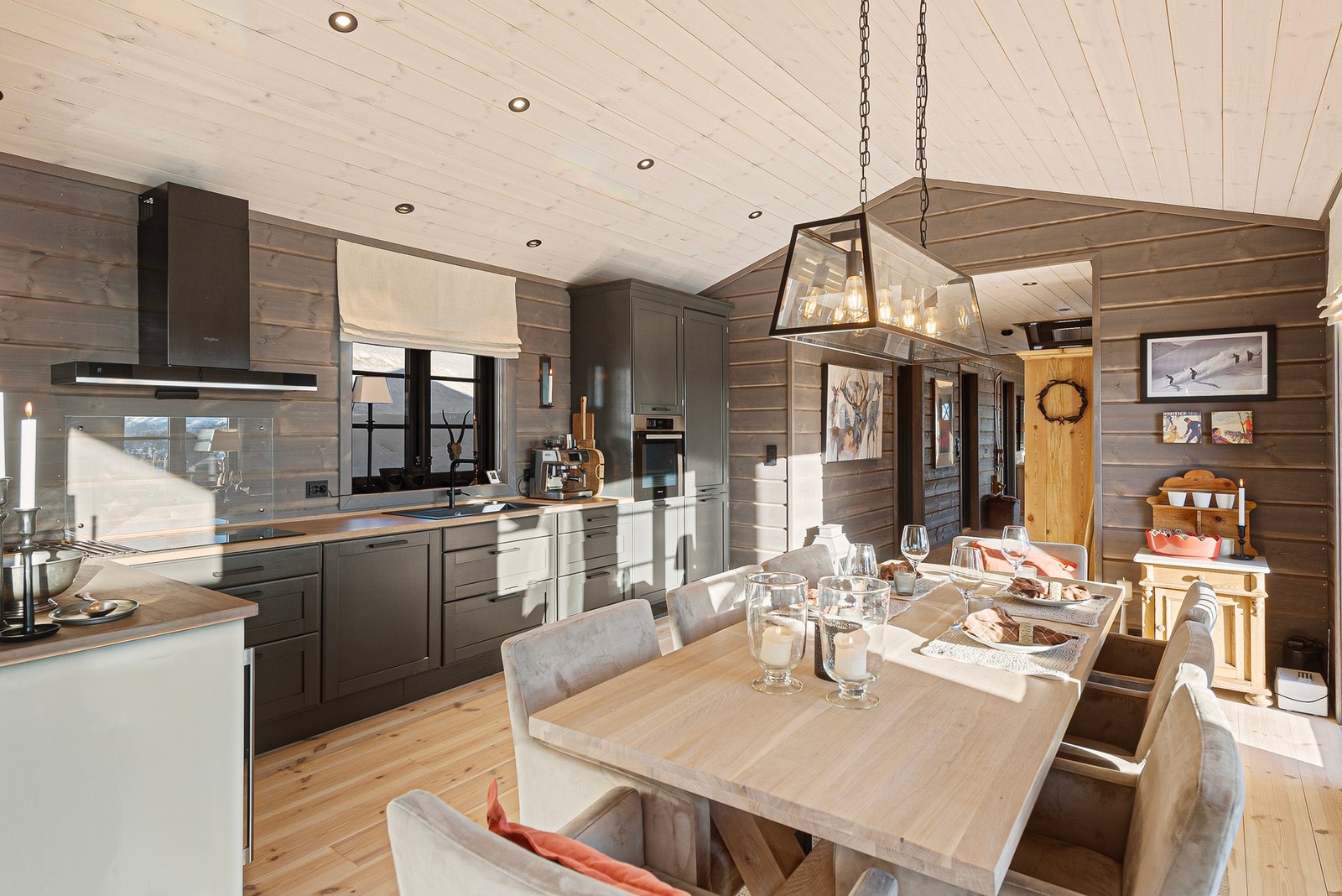 Eksklusivt kjøkken fra Kistefos med mørk, heltre innredning og integrerte hvitevarer som kjøl/fryseskap, komfyr, platetopp, oppvaskmaskin og vinskap Galleribilde