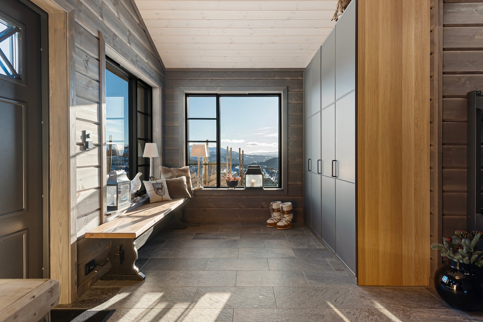 Entréen er av god størrelse og er innredet med garderobeskap, kommode og knagger. Direkte adkomst fra entré og inn til vaskerom Galleribilde