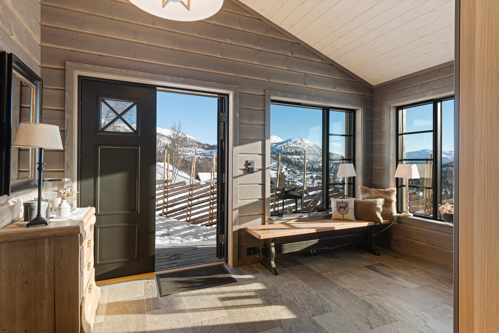 Innbydende entré/hall med flislagt gulv og varmekabler Galleribilde