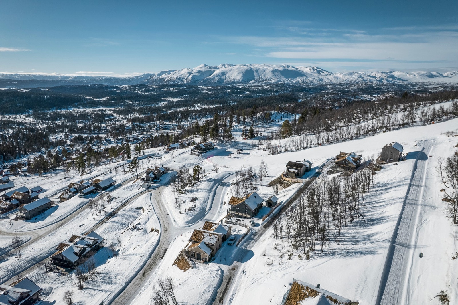 Fjellsteggen er et nyere hyttefelt med det beste Rauland har å tilby. Hyttefeltet består av totalt 130 enheter så det er et relativt lite/rolig område samtidig som at man ligger midt i smørøyet for alt av fasiliteter Galleribilde