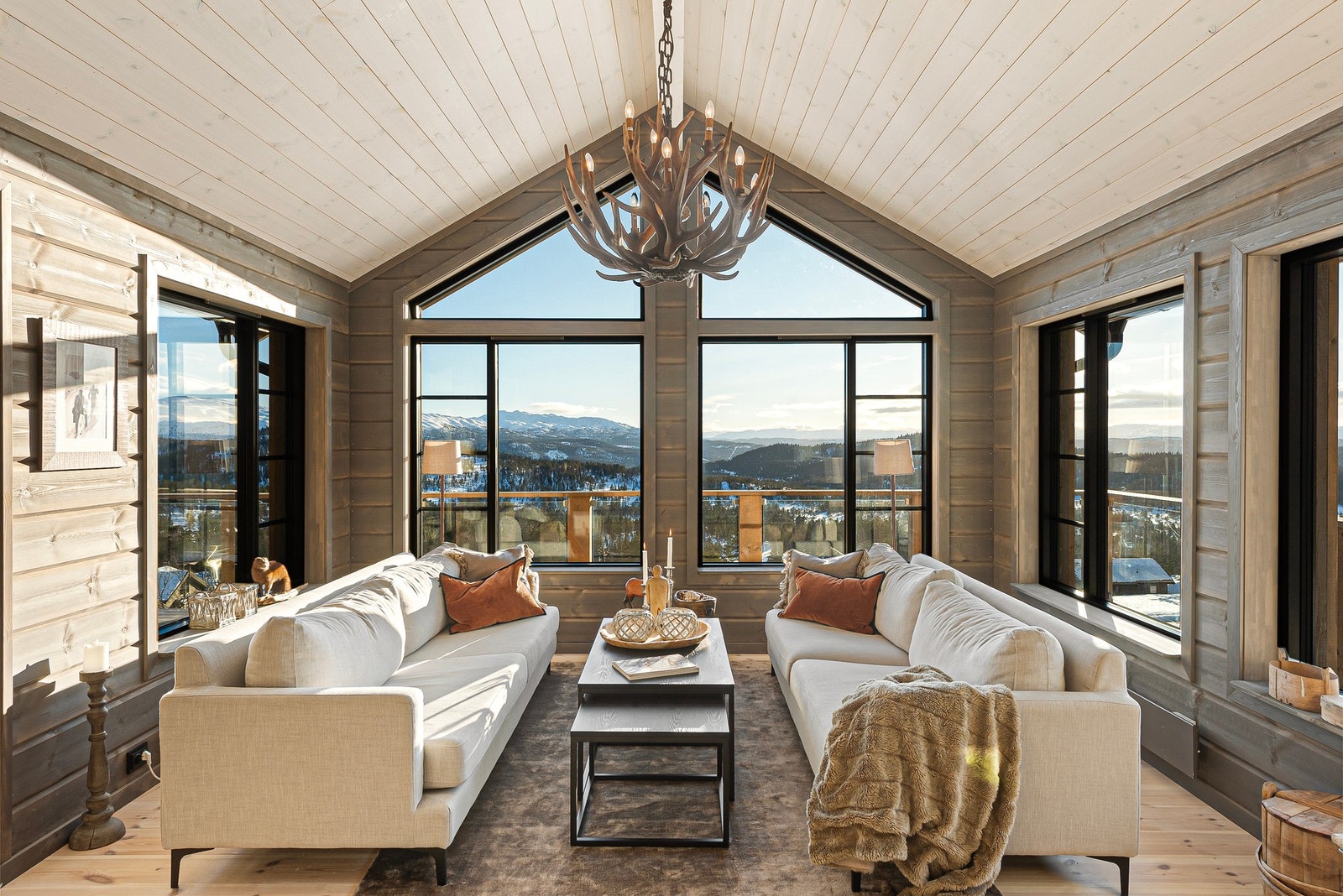 Store vindusflater, som gir godt med naturlig lys og bringer naturen inn i rommet Galleribilde