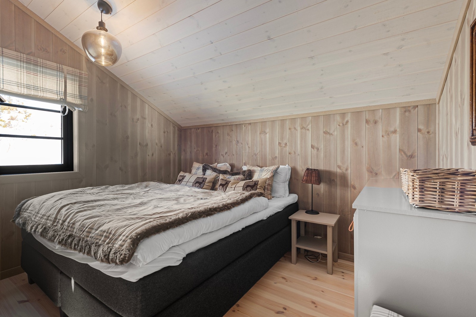 Soverom III innredet med dobbeltseng og tilhørende møblement Galleribilde