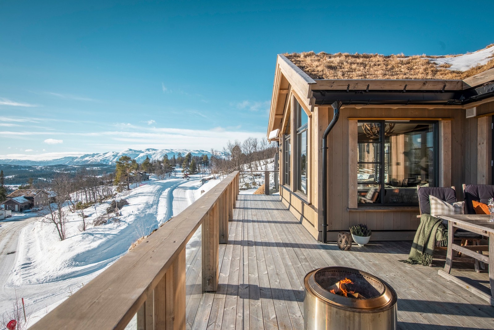 Hytta ligger hele 922 moh og har en helt eventyrlig utsikt i alle retninger Galleribilde