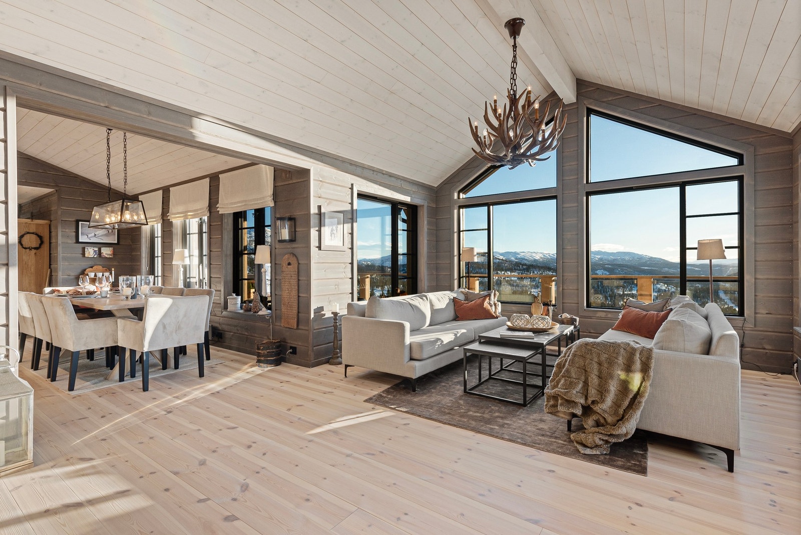 Stue med storslått utsikt og takhøyde Galleribilde