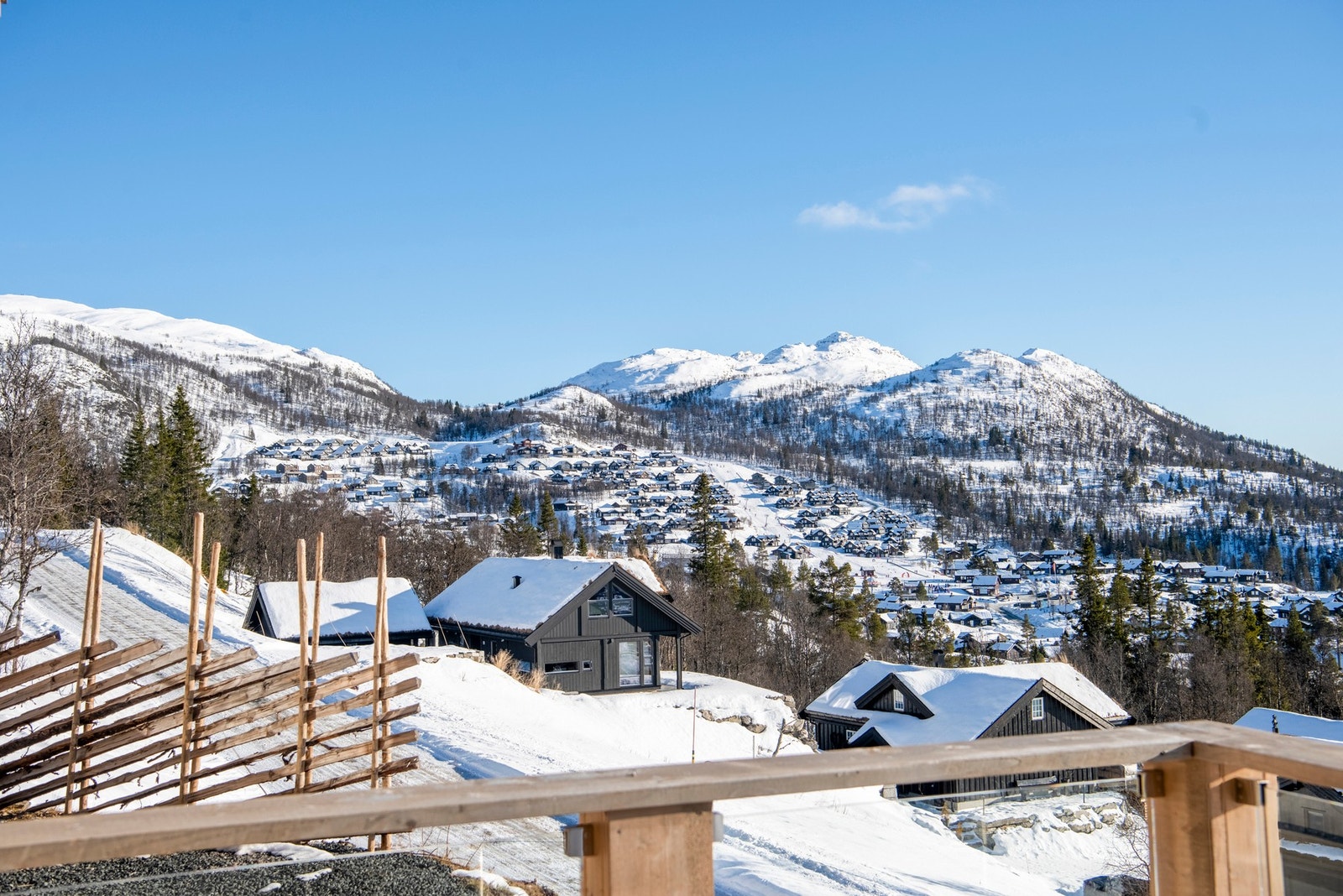 Utsikt over Brattskarnuten og Holtardalen Galleribilde