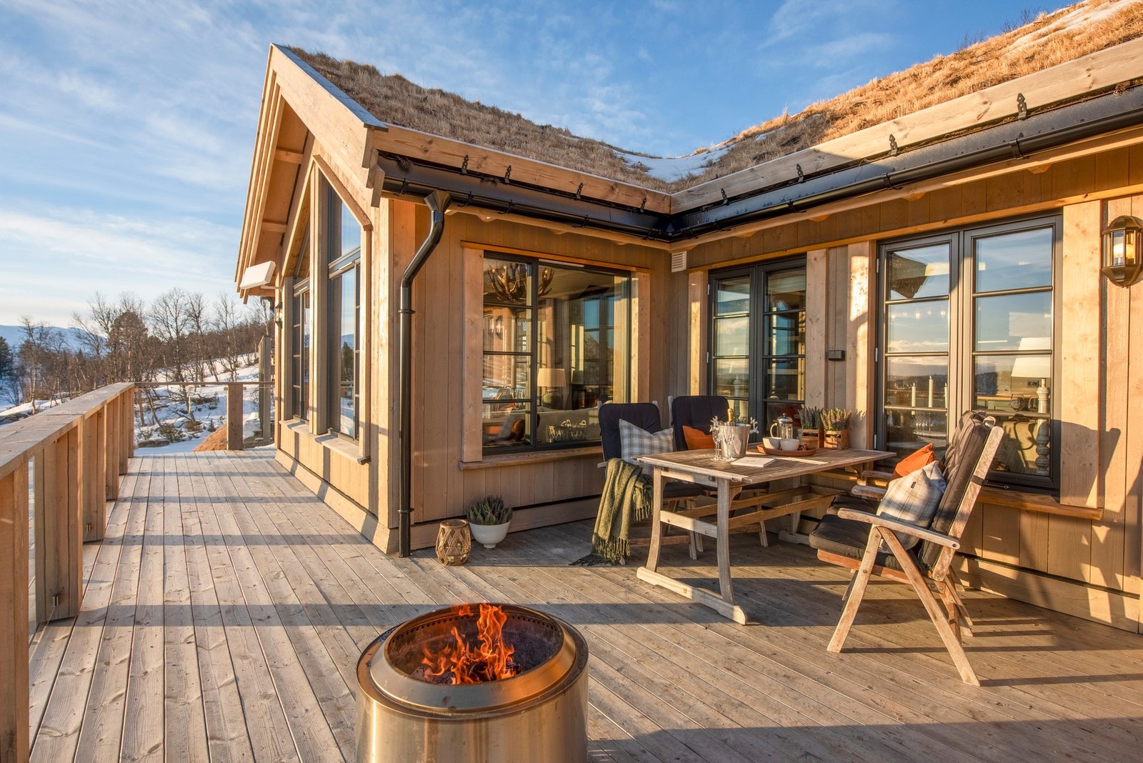 Hytta i solnedgang Galleribilde