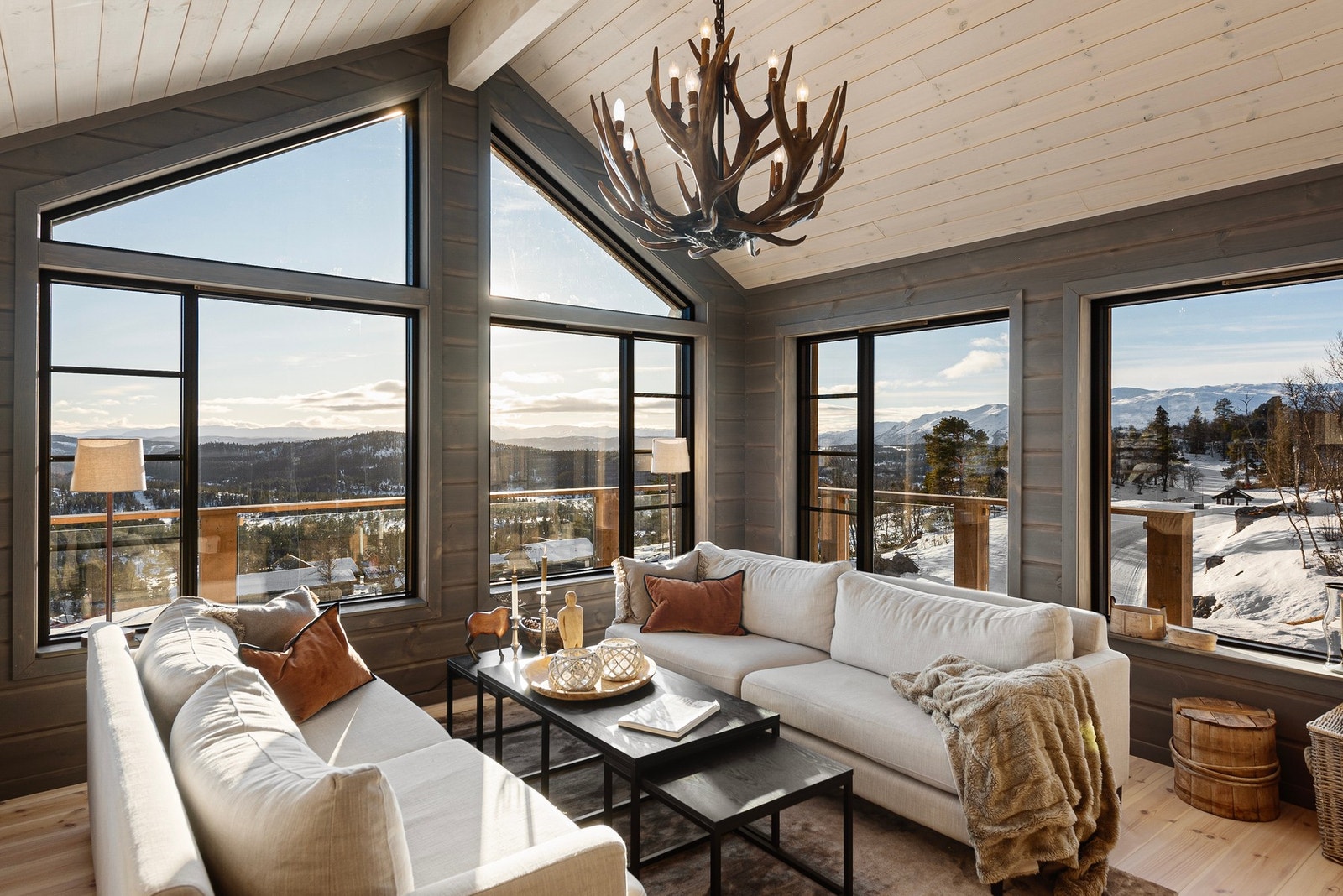 Hytta her fantastisk gjennomført, med blant annet stue med eventyrlig utsikt og storslått takhøyde Galleribilde