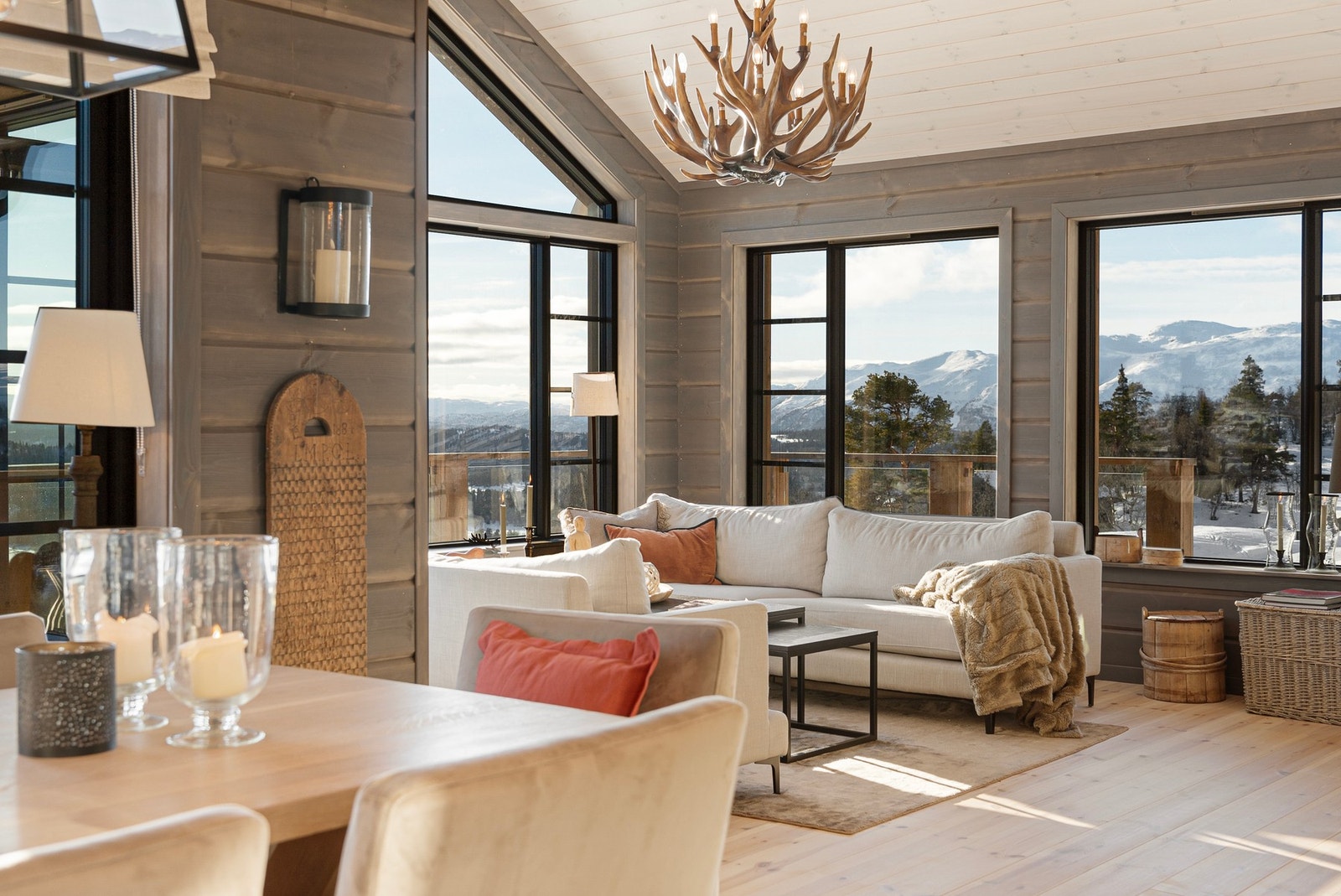 Nydelig utsikt over fjellrekkene og Raulandsfjell Galleribilde