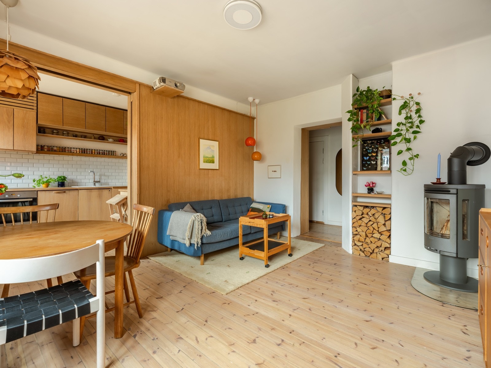 Her er det god plass til sofa, salongbord og det man ellers måtte ønske å innrede med i en stue. Galleribilde
