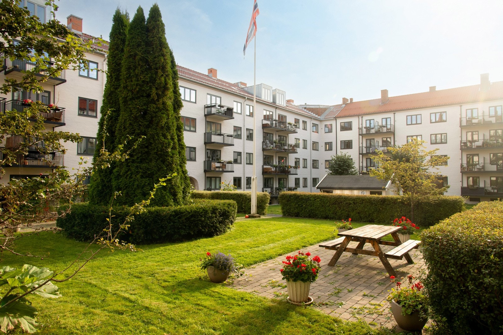 Flott bakgård som fungerer som beboerne sin egne park, hvor man kan ha en avslappende dag i solen eller hyggelig grillkveld. Her er det også mulig å dyrke ting i plantekasser som er plassert ut. Galleribilde