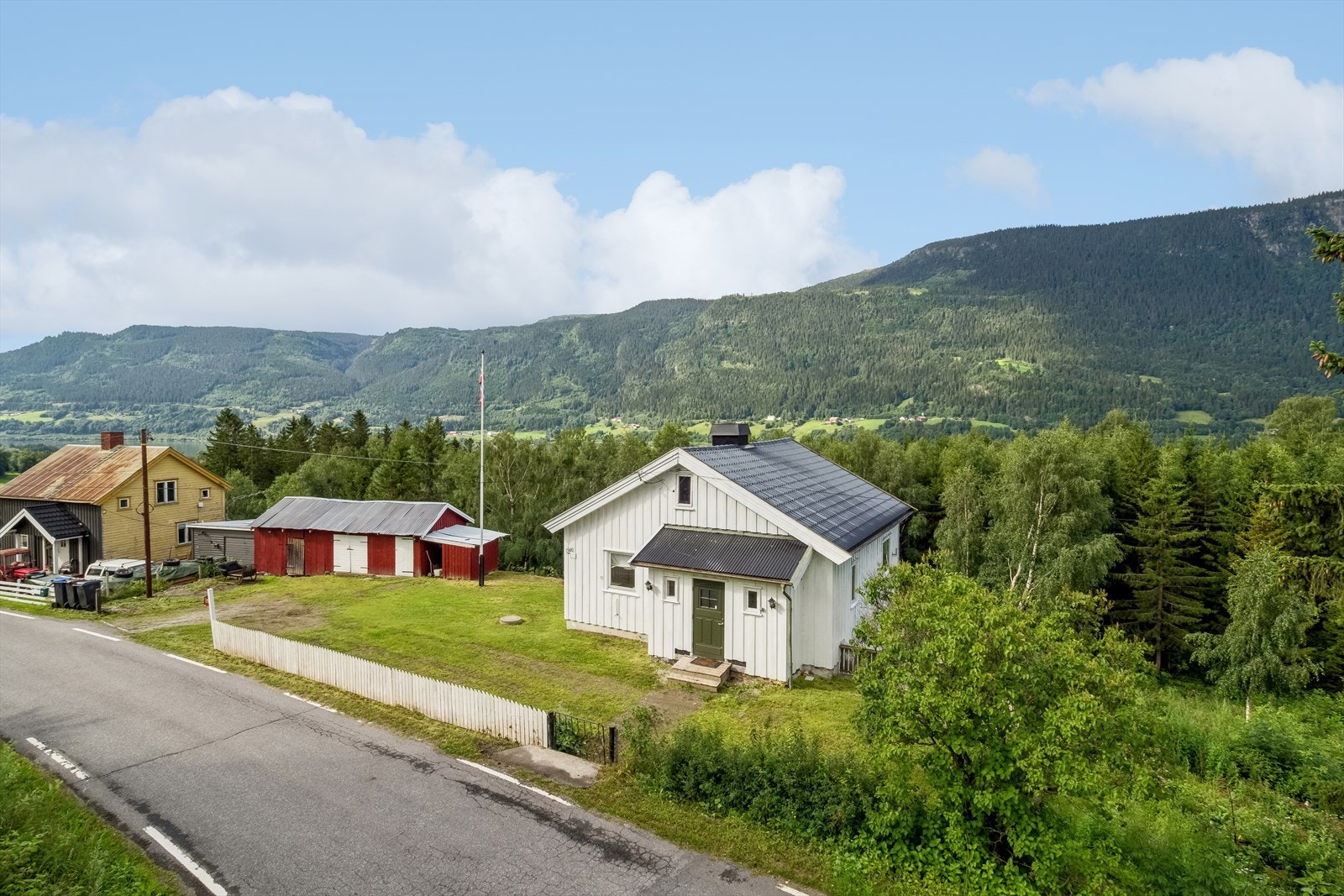 Landlig beliggende langs Fåvangvegen i Sør-Fåvang. Galleribilde