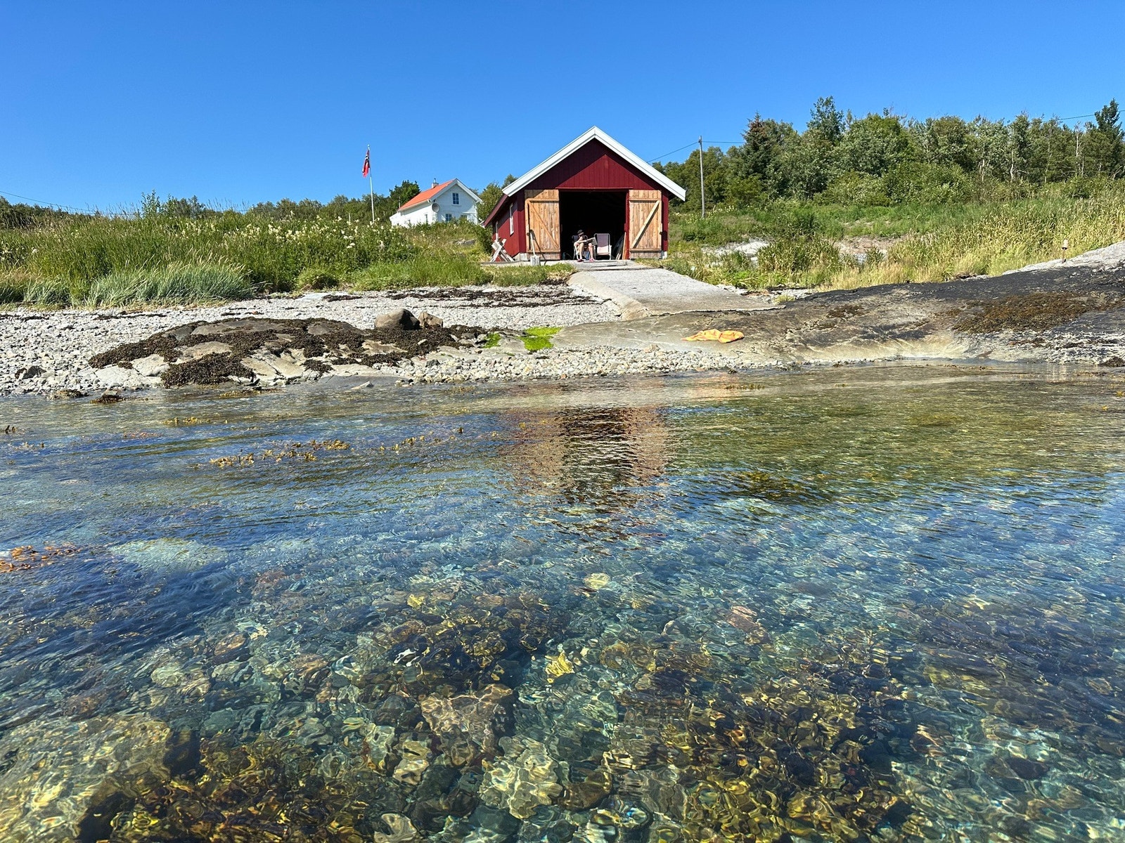 Naustet ligger like nedenfor fritidsboligen og ble satt opp i 2007 Galleribilde