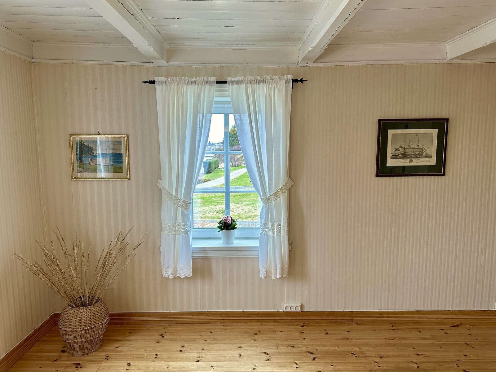 Stuen har plass til sofa, TV, oppbevaringsmøblement m.m. Galleribilde