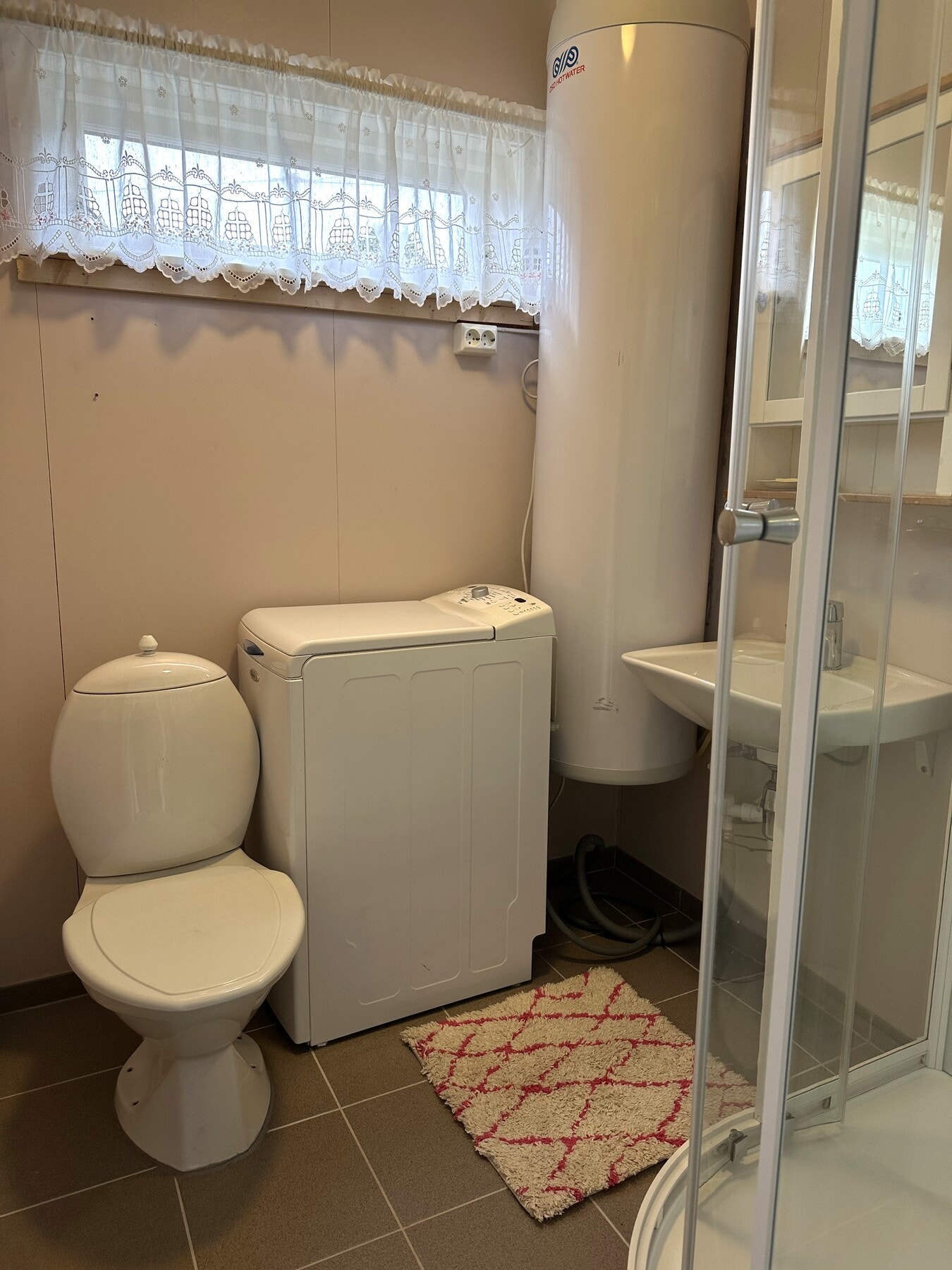 Badet ble oppgradert i 2022 med blant annet nytt dusjkabinett og ny varmtvannstank Galleribilde