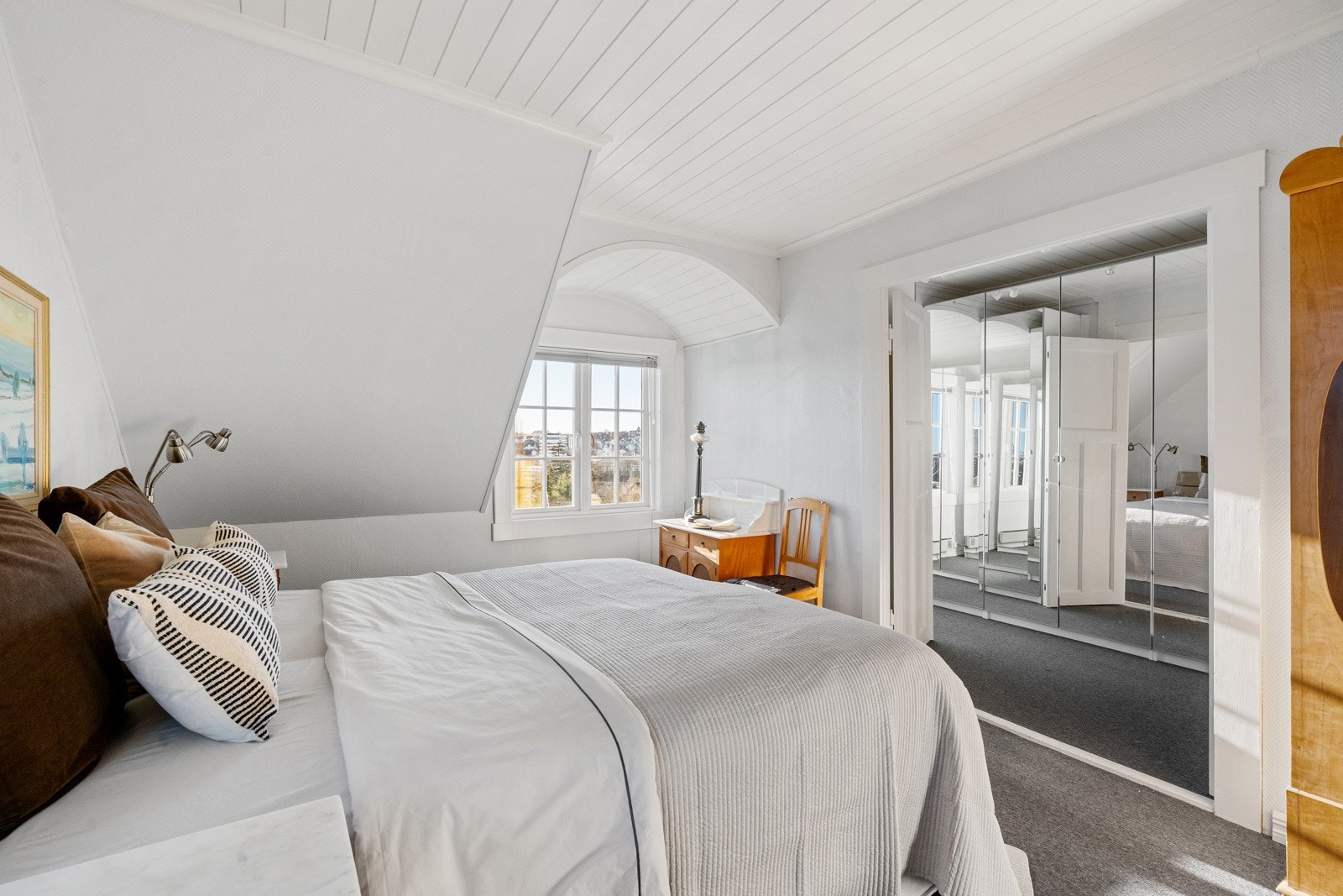 Hovedsoverom med tilhørende walk-in closet. Galleribilde