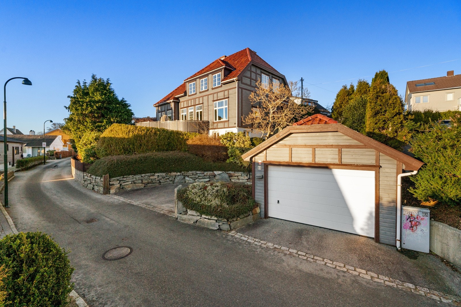 Parkering i gårdsrom og i garasje. Galleribilde