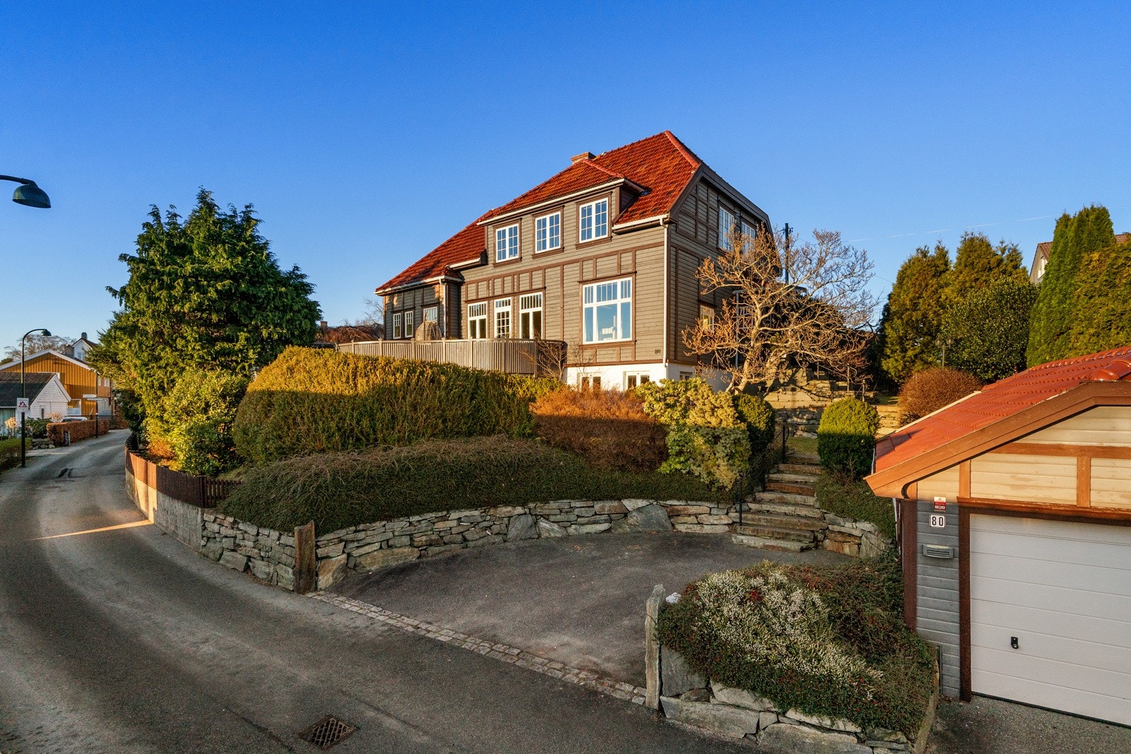 En ærverdig jugendvilla fra 1915 med historisk sus. Galleribilde